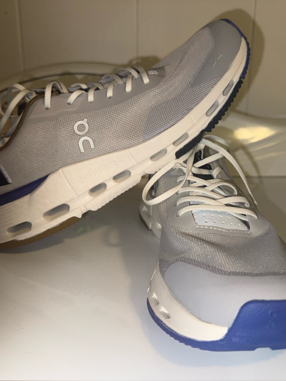 Women’s size 9 On Cloudtec Cloudrunner 2Sneakers in Light Gray and Blue